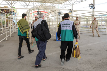 Peregrinos iraníes de Arbaín en el paso fronterizo de Josraví