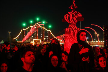 Peregrinos iraníes de Arbaín en la Plaza Azadi