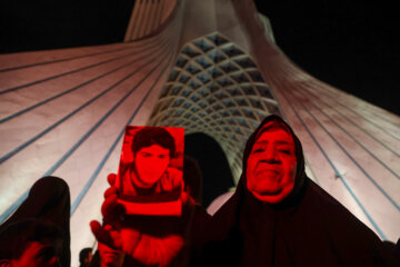 Peregrinos iraníes de Arbaín en la Plaza Azadi