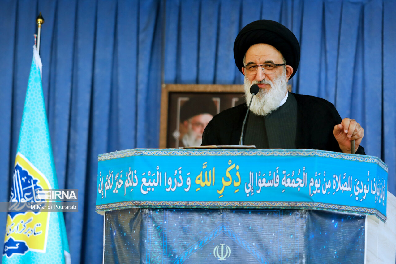 امام جمعه کرج : ایران اسلامی با شتاب در حال فتح قله ها است