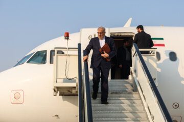 ورود «جواد اوجی» وزیر نفت به فرودگاه بین المللی خلیج فارس عسلویه