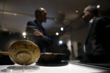 Irán exhibe objetos antiguos devueltos al país
