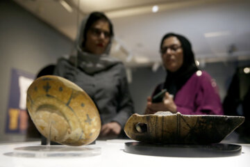 Irán exhibe objetos antiguos devueltos al país
