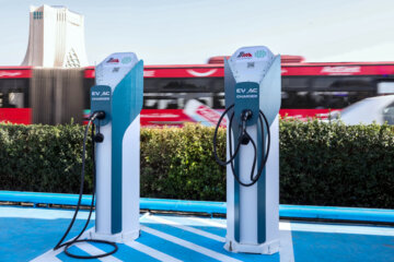 Mise en service des bornes de recharge pour voitures électriques à Téhéran 