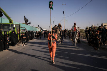 Les pèlerins d'Arbaeen marchant vers le sanctuaire de l'Imam Hussein (AS)