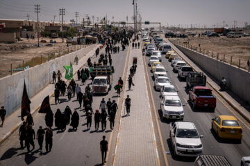 Les pèlerins d'Arbaeen marchant vers le sanctuaire de l'Imam Hussein (AS)