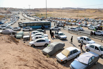Peregrinos iraníes de Arbaín cruzan frontera de Josraví 
