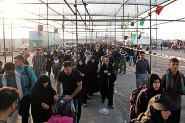Pregrinos iraníes llegan a Irak a través del cruce fronterizo de Mehran