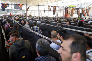 Pregrinos iraníes llegan a Irak a través del cruce fronterizo de Mehran