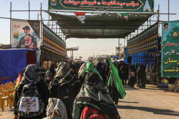 پیاده روی زائرین اربعین از مرز شهید سلیمانی به کربلا
