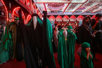 Ceremonia de luto en el mausoleo del Imam Husein (P)