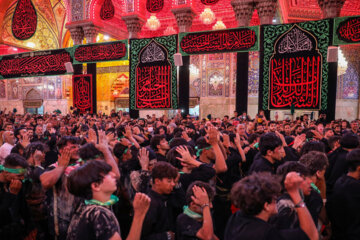 Ceremonia de luto en el mausoleo del Imam Husein (P)