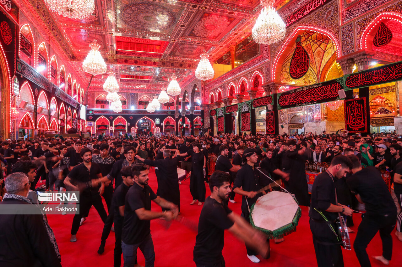 ورود دسته های عزاداری به حرم امام حسین (ع)