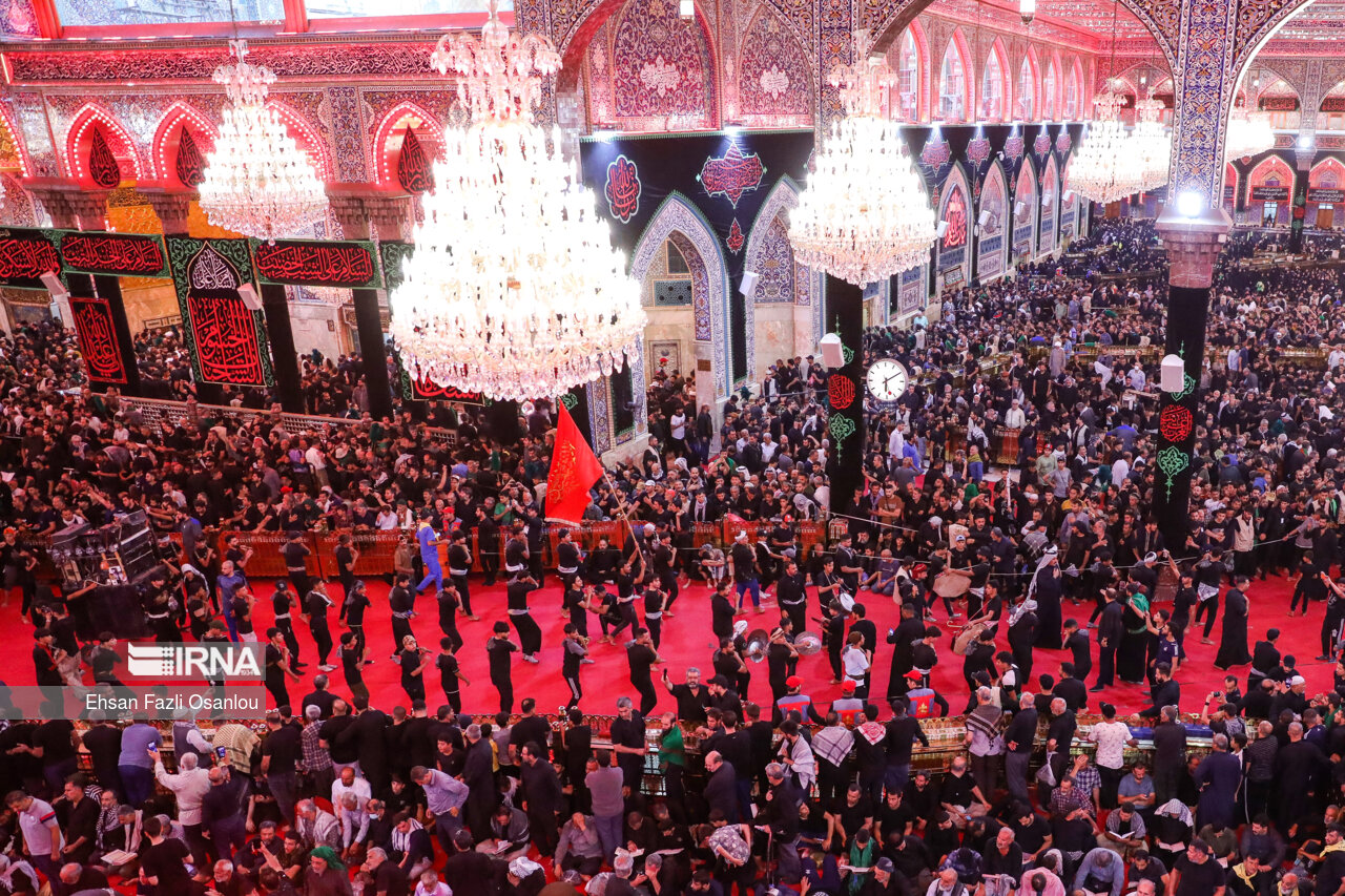 ورود دسته های عزاداری به حرم امام حسین (ع)