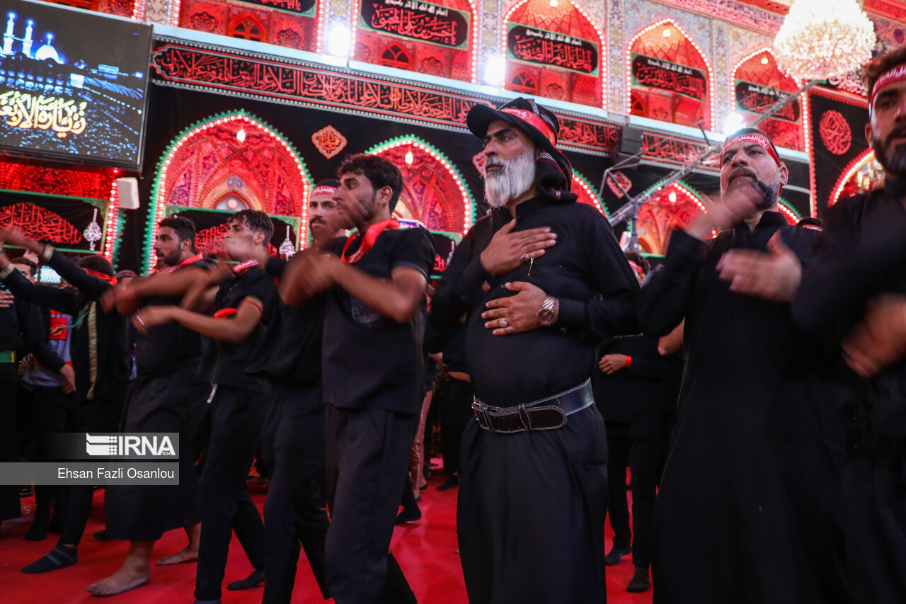 ورود دسته های عزاداری به حرم امام حسین (ع)