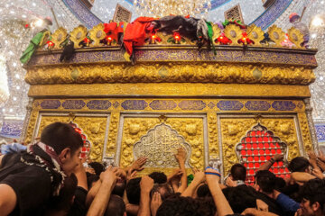 Des pèlerins se rassemblent au sanctuaire sacré de l'imam Hossein à Karbala