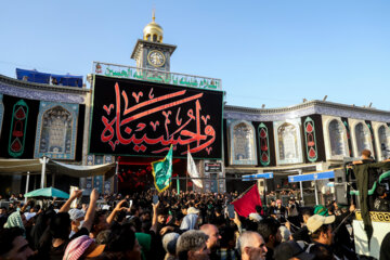 Des pèlerins se rassemblent au sanctuaire sacré de l'imam Hossein à Karbala