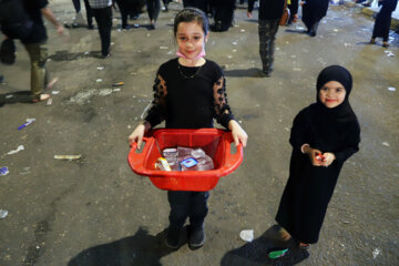 Niños sirven a los peregrinos de Karbala 