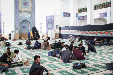 زائران پاکستانی اربعین در یکی از مساجد چابهار استراحت می کنند.
