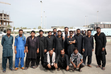 عکس یادگاری زائران پاکستانی در مرز ریمدان استان سیستان و بلوچستان