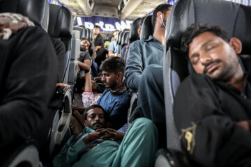 زائران حسینی در اتوبوس و طی مسیر ۲۰۰۰ کیلومتری استراحت می کنند.