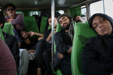زائران حسینی در مینی بوسی که جهت انتقال آنها به چابهار تدارک دیده شده استراحت می کنند.