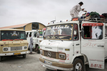 زائران پاکستانی در مرز ریمدان استان سیستان و بلوچستان در مینی بوس هایی که جهت انتقال آنها به چابهار تدارک دیده شده مستقر می شوند.