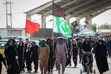 زائران پاکستانی در پیاده روی اربعین و در مسیرهای منتهی به کربلا حضور دارند.