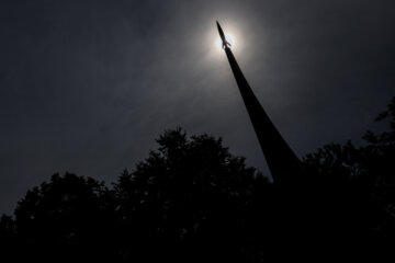 مجسمه پرواز بعنوان نماد بر روی موزه فضانوردی نصب شده است. این نماد، ۱۰۷ متر ارتفاع دارد و رویه آن را از تیتانیوم ساخته‌اند.