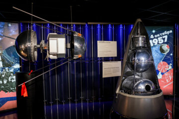اولین ماهواره دنیا بنام اسپوتنیک که توسط روسیه به فضا فرستاده شده بود در موزه فضانوردی روسیه