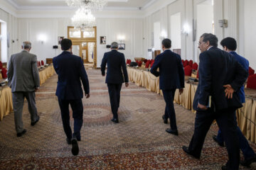 هیأت همراه نماینده ویژه اتحادیه اروپا در امور خلیج فارس پیش از دیدار با وزیر امور خارجه 