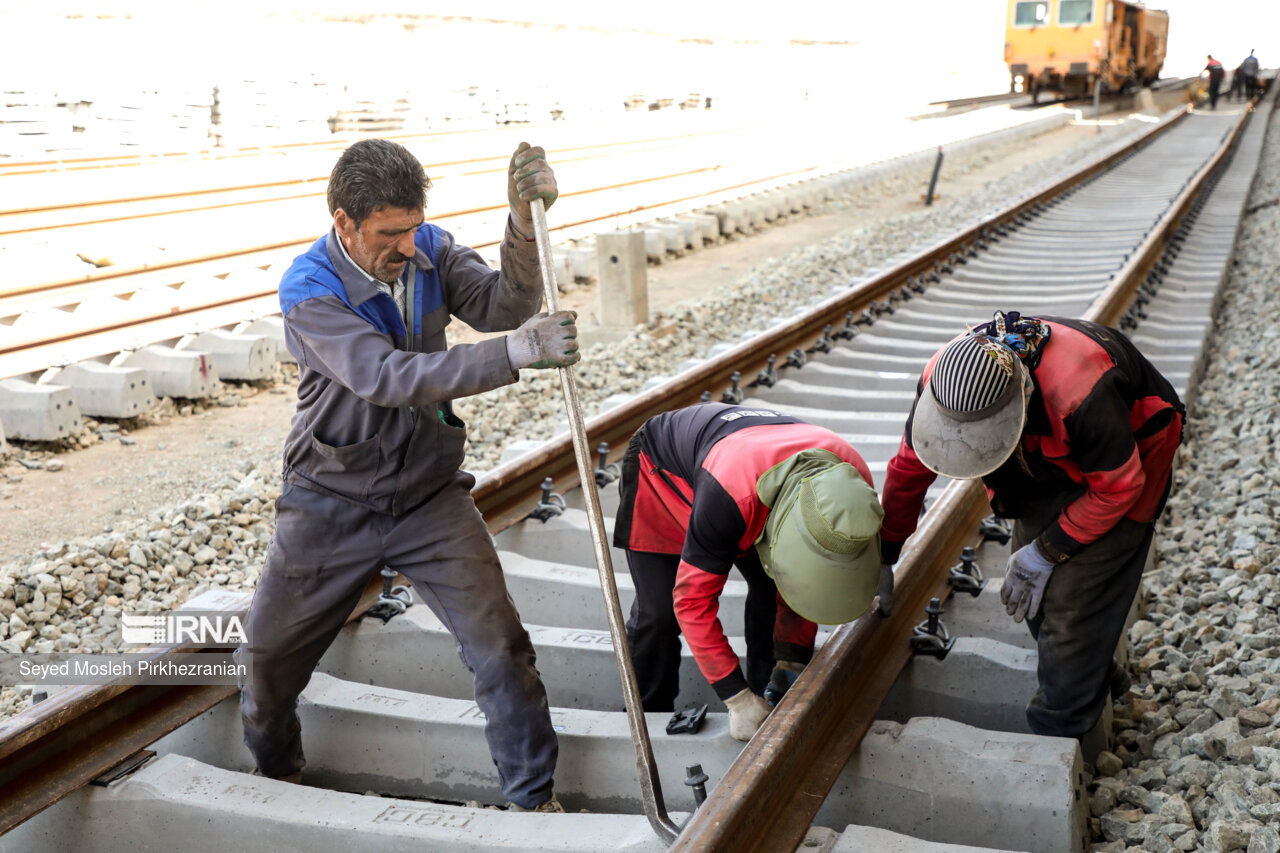 خودکفایی در روسازی راه‌آهن همدان-سنندج
