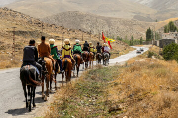 Caravana de jinetes de Boynurd se dirige a Mashhad