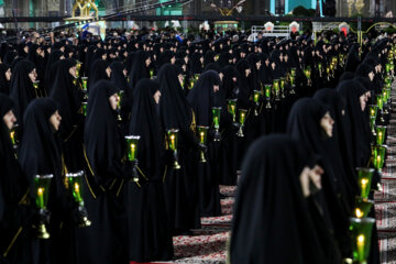 Iran : une cérémonie commémorative à Machhad au nord-est en hommage à l’Imam Reza (P) vendredi soir 15 septembre, en présence des serviteurs, des pèlerins et des personnes en deuil dans la cour du sanctuaire sacré du huitième Imam (PSL), à Machhad au nord-est de l’Iran. (Photo : Mohsen Bakhchandeh). 