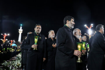 Iran : une cérémonie commémorative à Machhad au nord-est en hommage à l’Imam Reza (P) vendredi soir 15 septembre, en présence des serviteurs, des pèlerins et des personnes en deuil dans la cour du sanctuaire sacré du huitième Imam (PSL), à Machhad au nord-est de l’Iran. (Photo : Mohsen Bakhchandeh). 