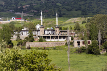 چشمه «قُل» در کوهپایه کوه کوسالان بین روستاهای «رزاب» و «دورود» شهرستان سروآباد قرار دارد.«قُل» در زبان کردی معنای فوران کردن و جوشیدن می دهد. این چشمه از مهم ترین جاذبه های گردشگری بخش اورامان شهرستان سروآباد است