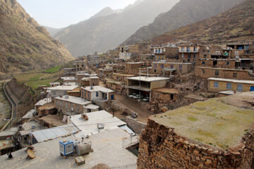 روستای «دیوزناو» بین رودخانه سیروان و کوه شاهو با سابقه و قدمت چند هزار ساله از بکرترین روستاهای جنوب غرب استان کردستان است. این روستا در فاصله ۸۰ کیلومتری سنندج مرکز استان  کردستان قرار دارد