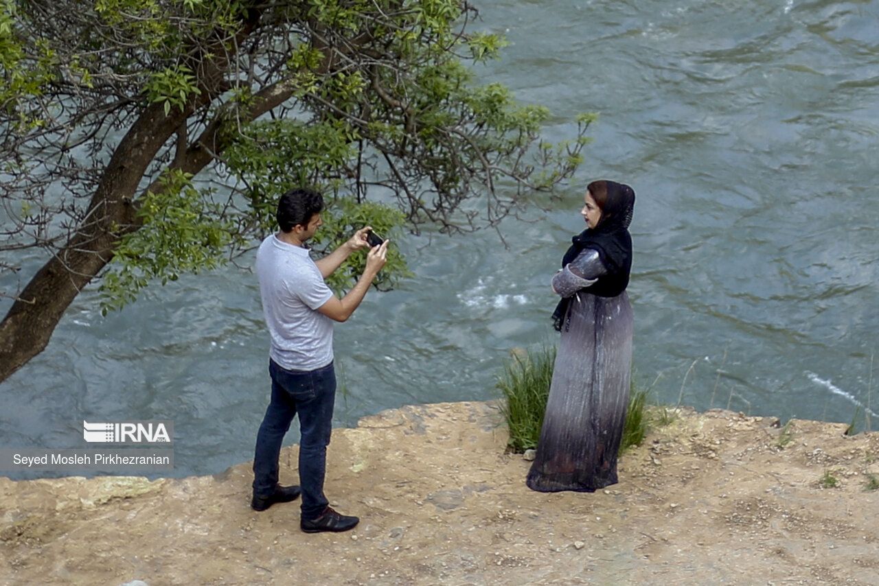چشمه «قُل» در کوهپایه کوه کوسالان بین روستاهای «رزاب» و «دورود» شهرستان سروآباد قرار دارد.«قُل» در زبان کردی معنای فوران کردن و جوشیدن می دهد. این چشمه از مهم ترین جاذبه های گردشگری بخش اورامان شهرستان سروآباد است
