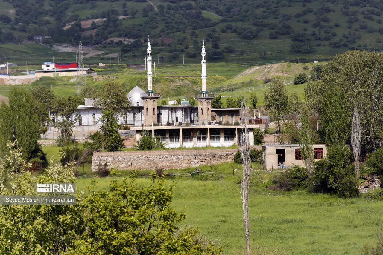 چشمه «قُل» در کوهپایه کوه کوسالان بین روستاهای «رزاب» و «دورود» شهرستان سروآباد قرار دارد.«قُل» در زبان کردی معنای فوران کردن و جوشیدن می دهد. این چشمه از مهم ترین جاذبه های گردشگری بخش اورامان شهرستان سروآباد است