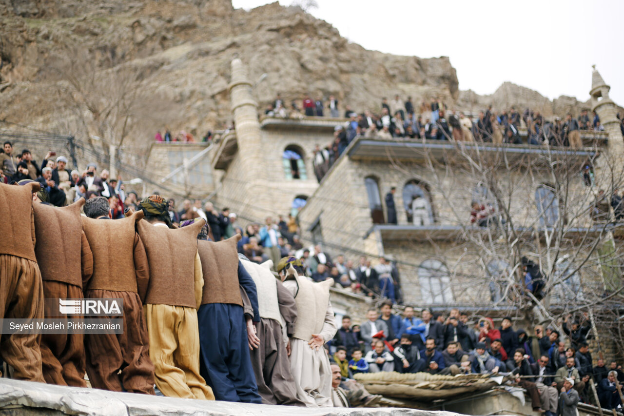 مراسم «پیر شالیار» هر سال در نیمه زمستان در روستای هورامان (اورامان تخت) کردستان در سه روز برگزار  میشود
