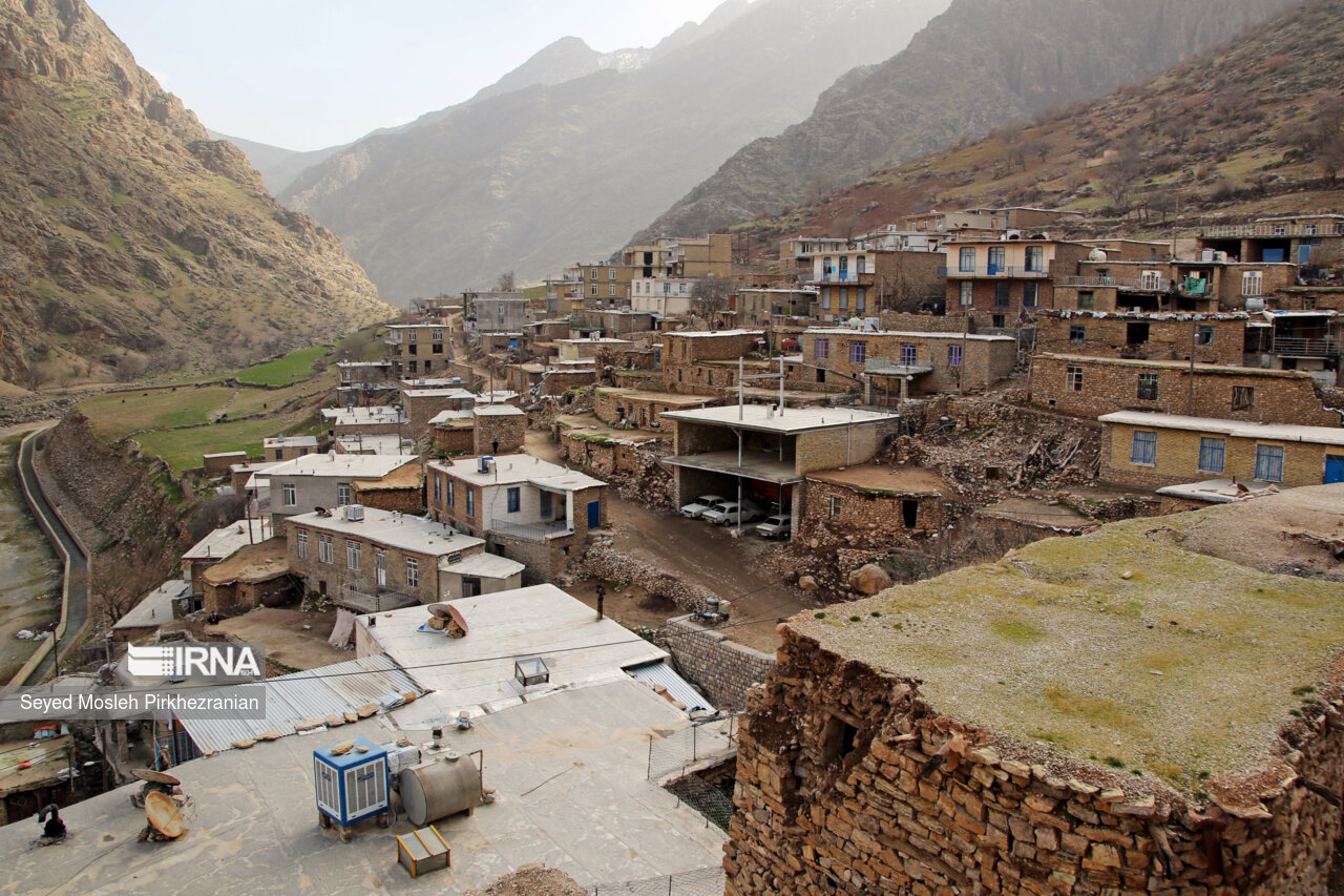 روستای «دیوزناو» بین رودخانه سیروان و کوه شاهو با سابقه و قدمت چند هزار ساله از بکرترین روستاهای جنوب غرب استان کردستان است. این روستا در فاصله ۸۰ کیلومتری سنندج مرکز استان  کردستان قرار دارد