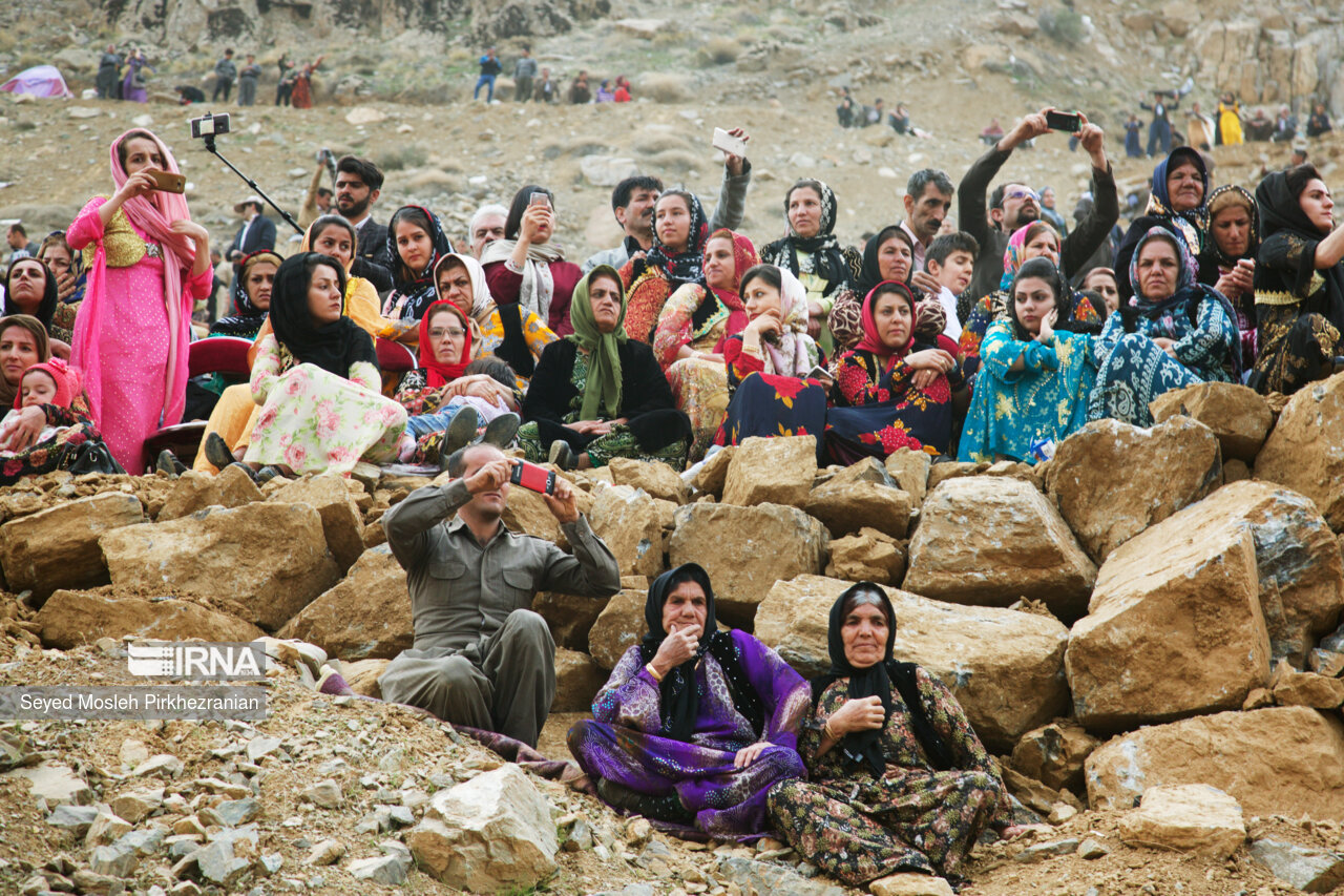 روستای «تنگی سر» در ابتدای منطقه  ژاورود شرقی و در مسیر چشمه های  منتهی به رودخانه سیروان واقع شده است. مردم این روستا هر ساله نوروز را با حضوری پرشور و گرم جشن مى گیرند