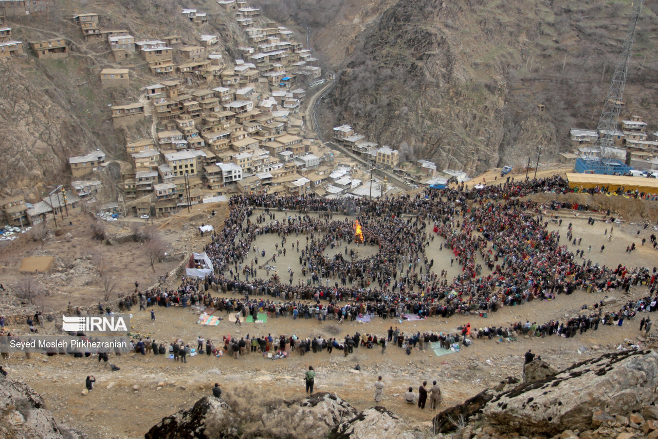 روستای «تنگی سر» در ابتدای منطقه  ژاورود شرقی و در مسیر چشمه های  منتهی به رودخانه سیروان واقع شده است. مردم این روستا هر ساله نوروز را با حضوری پرشور و گرم جشن مى گیرند