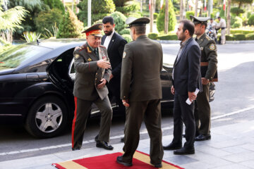 Los ministros de Defensa de Irán y Rusia se reúnen en Teherán
