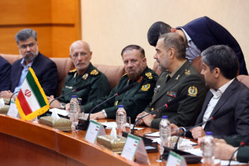 Los ministros de Defensa de Irán y Rusia se reúnen en Teherán