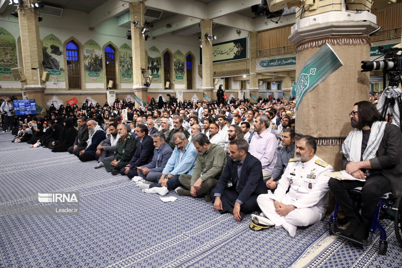 دیدار پیشکسوتان و فعالان دفاع مقدس با رهبر انقلاب