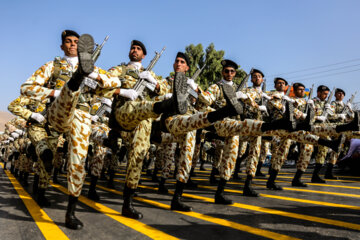 رژه نیروهای مسلح مستقر در فارس برگزار شد