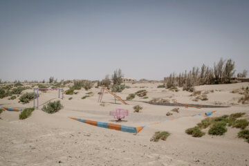 زمین بازی روستای اربابی، روستاهای حاشیه تالاب هامون به دلیل طوفان شن، بی‌آبی و خشکسالی تقریبا خالی از سکنه شده‌اند.