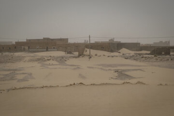 خانه‌های روستاهایی که در مسیر طوفان قرار دارند در محاصره شن و ریزگردها قرار میگیرند.