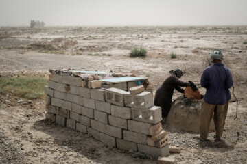 ساکنین روستاهای سیستان با وجود خاک و باد کارهای روزانه خود را انجام می‌دهند.